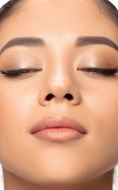 特写年轻女子的肖像孤立的白色背景。化妆品、自然生态护理、皮肤护理。图片下载