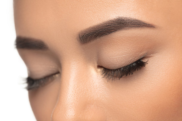 特写年轻女子的肖像孤立的白色背景。化妆品、自然生态护理、皮肤护理。图片下载