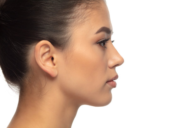 美丽的年轻女子的肖像孤立的白色背景。化妆品、自然生态护理、皮肤护理。图片下载