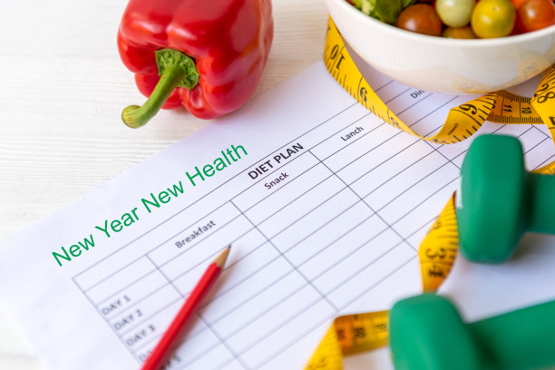 新的健康2021年新年。新鲜蔬菜沙拉和健康食品的运动器材，为女性减肥减肥在木材背景。健康假日理念图片下载