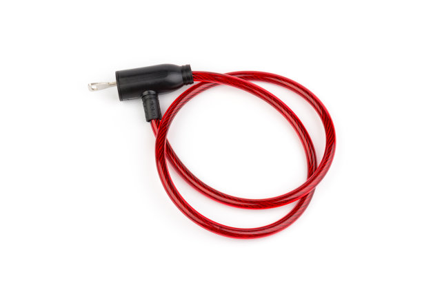 可弯曲的红色自行车电缆与钥匙在白色背景上。安全与安全理念。图片下载