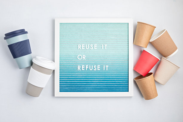 可重复使用的咖啡杯和带文字的信纸可重复使用或拒绝使用。图片下载