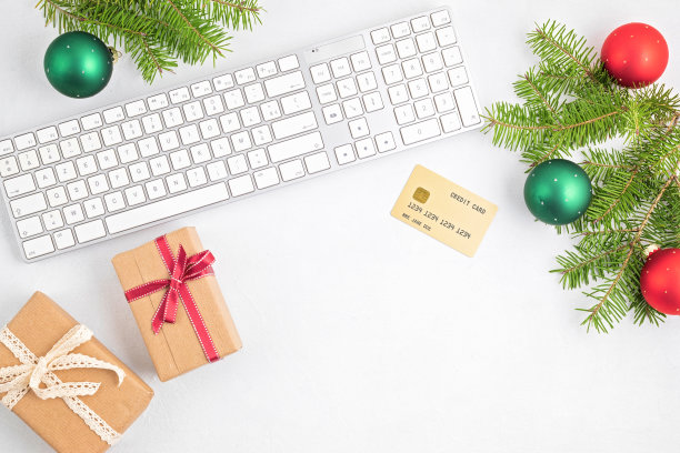 网上圣诞购物概念与礼品盒，键盘和黄金信用卡图片下载