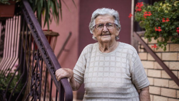 快乐的老奶奶在户外图片下载