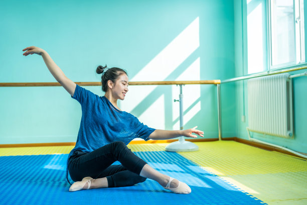 美丽的亚洲舞者在排练大厅图片下载