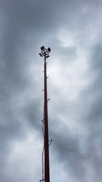 爪哇中部一个小村庄的路灯图片下载