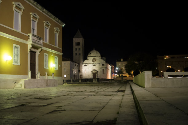 扎达尔的罗马广场，背景是圣玛丽教堂图片下载