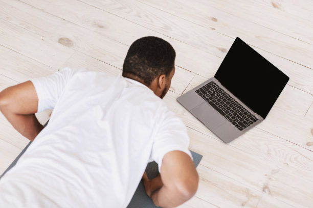 非洲人在家用笔记本做平板支撑图片下载