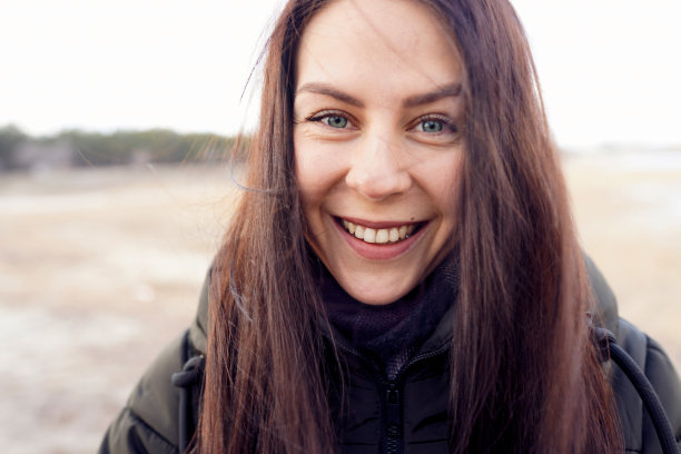 幸福微笑的白人女人图片下载