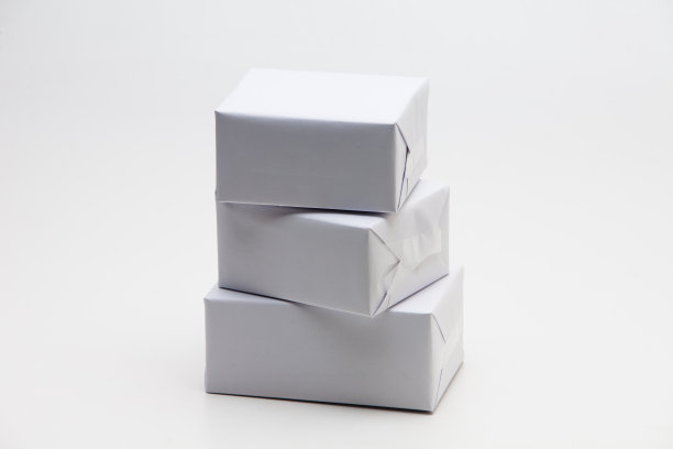 白色礼盒立在白色上图片下载