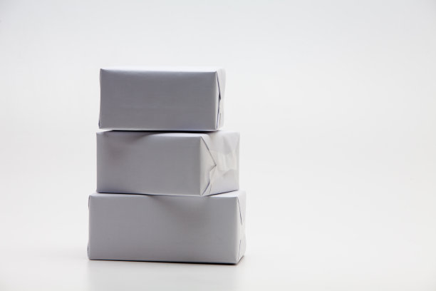 白色礼盒立在白色上图片下载