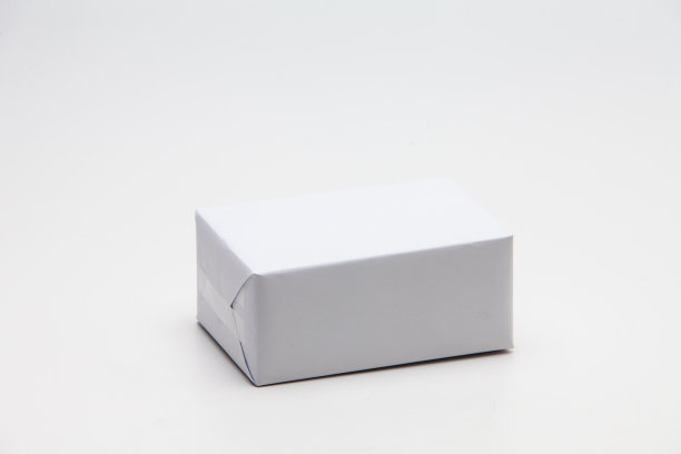白色背景上的白色盒子礼物图片下载