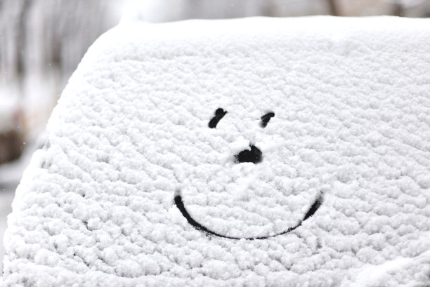 雪中的微笑。冬天的背景图片下载