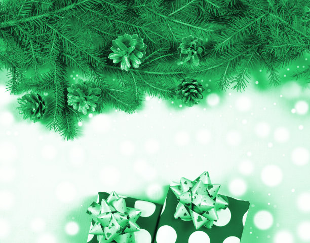 新年的礼物是绿色的松果圣诞树，装饰的散景灯图片下载