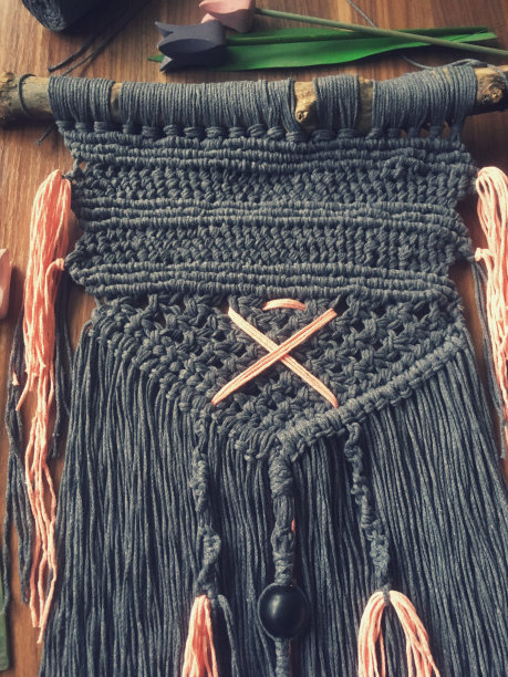 手工木墙挂家居装饰照片与鲜花。图片下载