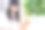 日本初中女生在客厅里看手机图片下载