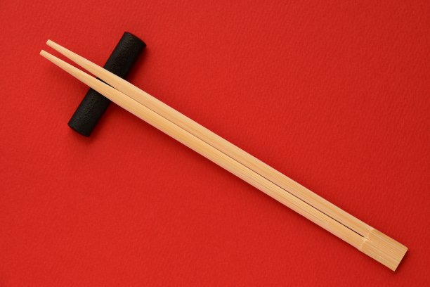 红色背景的一次性竹筷。图片下载