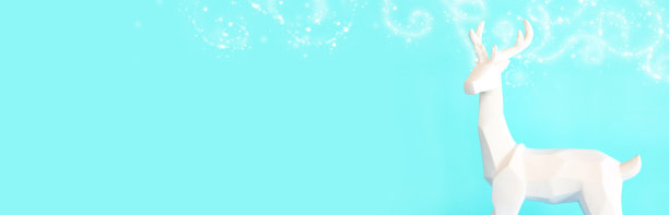圣诞节图像与白色的鹿在柔和的蓝色背景图片下载