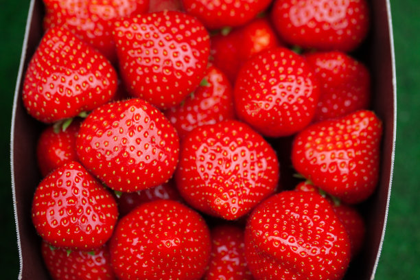 市场上的一盒草莓图片下载