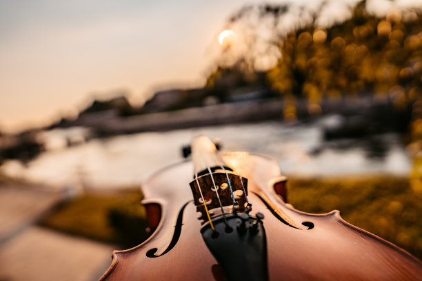 小提琴在户外图片下载