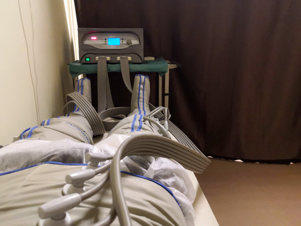 静脉曲张需要内科治疗，水疗诊所为压力治疗程序。图片下载