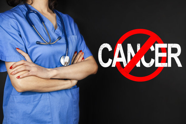 停止癌症和疾病预防:女医生站在黑板前图片下载