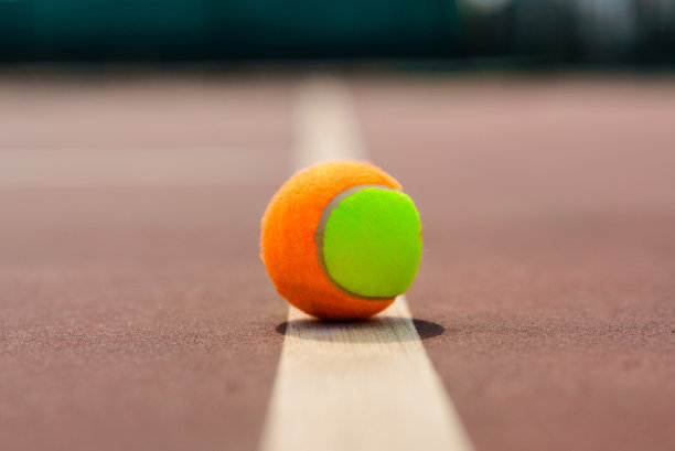 网球和火箭在球场在晴天图片下载