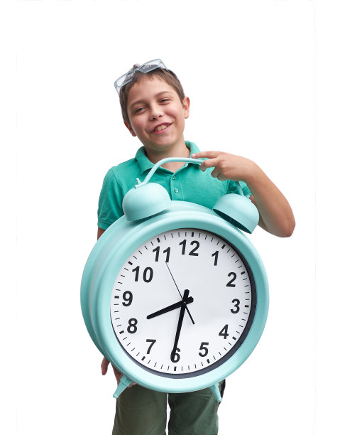 学校开学太早了。小男孩用大gren闹钟图片下载
