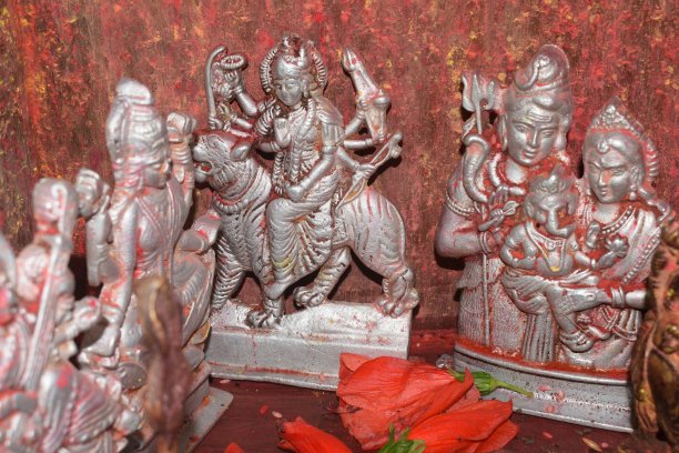 小银冬青神雕像在崇拜室图片下载