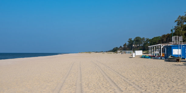 一幅宽阔的沙滩全景图，从一个清洁机器的车辙，拷贝空间图片下载