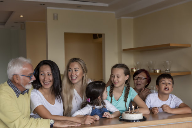小女孩在和其他家庭成员庆祝生日时感到兴奋。图片下载