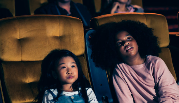 两个孩子玩得很开心，喜欢看电影图片下载