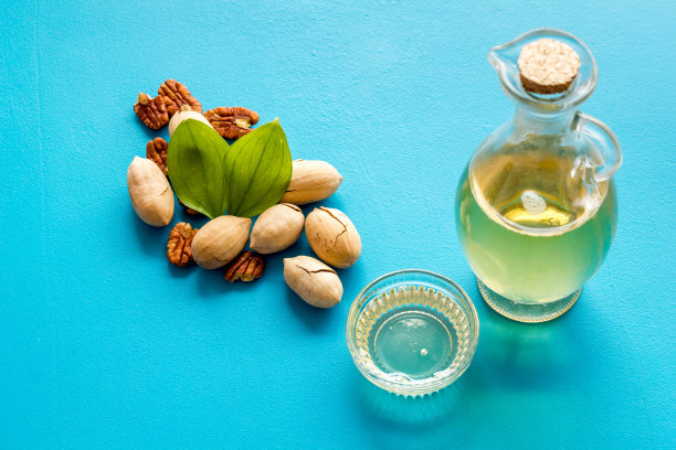 桌子上有一瓶山核桃油和坚果，靠近点图片下载