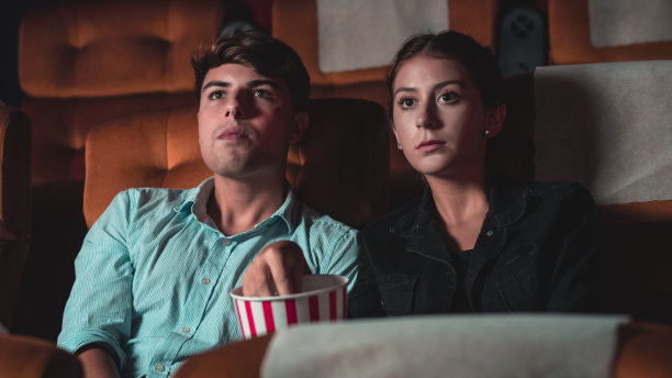 人们在电影院看电影。图片下载