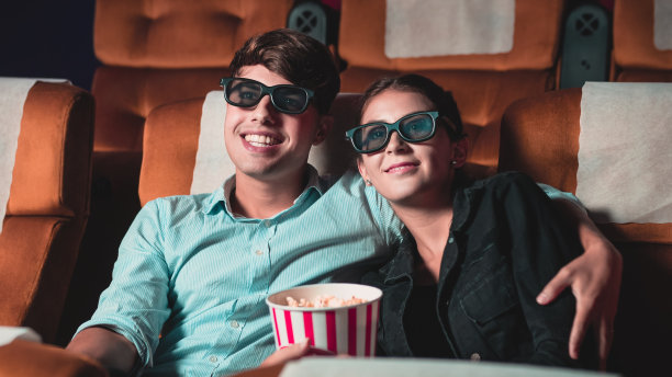 男人和女人在电影院看3D电影图片下载
