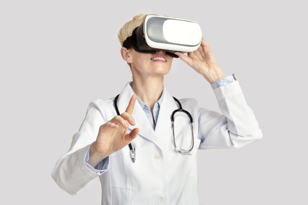 惊讶的成年女医生在大衣与听诊器在虚拟现实眼镜按手指空白图片下载