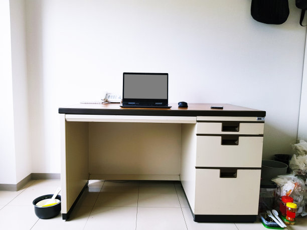 笔记本电脑在桌上。图片下载