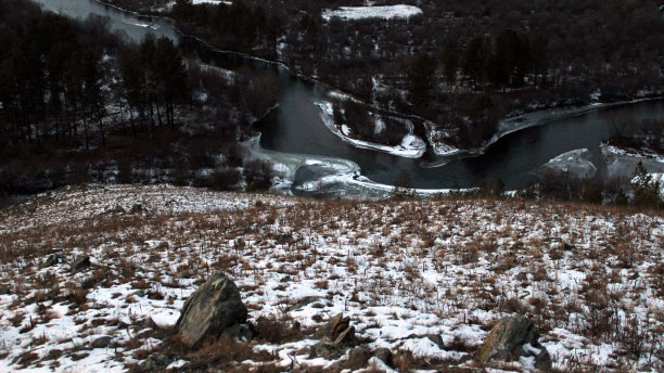 从山顶俯瞰冰冷的河景，秋冬季节。令人惊叹的野生动物景观有山脉，森林，灌木，泉水图片下载