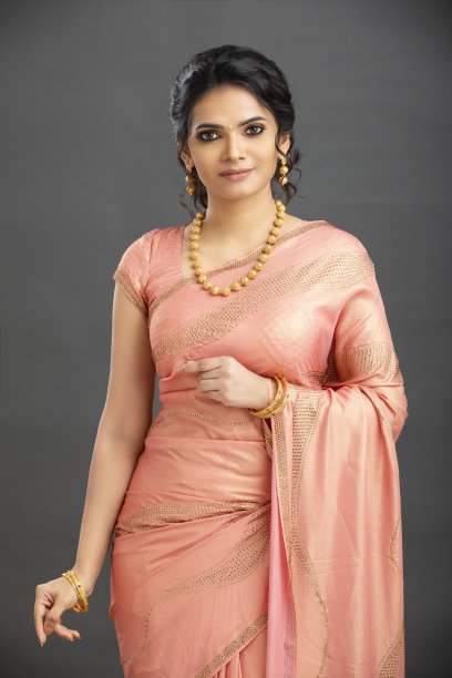 漂亮的印度年轻女孩为节日打扮纱丽。图片下载