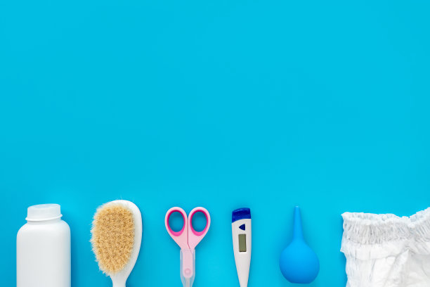 一套婴儿卫生配件和化妆品，平面布局，俯视图，文本复制空间。蓝色背景的新生儿护理卫生产品。婴儿的背景图片下载