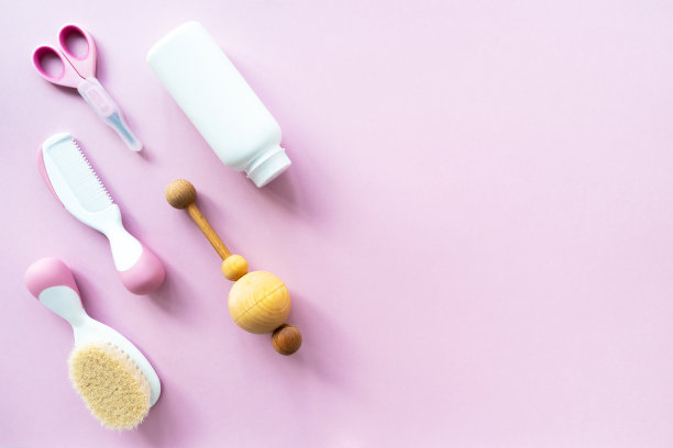 婴儿护理套件在粉红色的背景，俯视图，复制空间。儿童卫生观念。平面构图与儿童配件，背景。图片下载