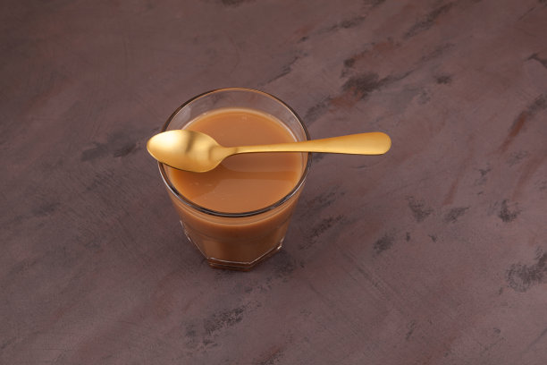 卡拉克茶或玛萨拉茶。受欢迎的印度暖身饮品。用牛奶、各种香料和调味料制成图片下载