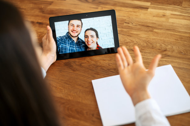 用平板电脑打视频电话的女人图片下载
