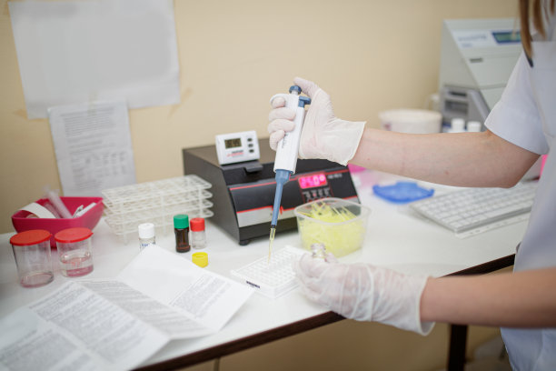 在实验室中使用移液管图片下载