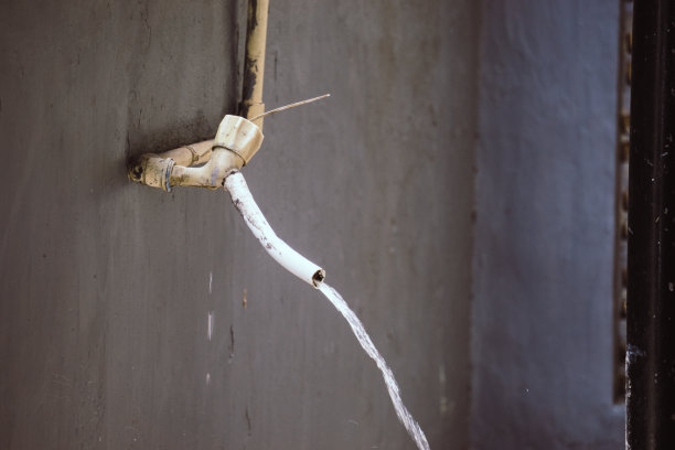 从脏水龙头流出的水清洗手，防止感染病毒图片下载