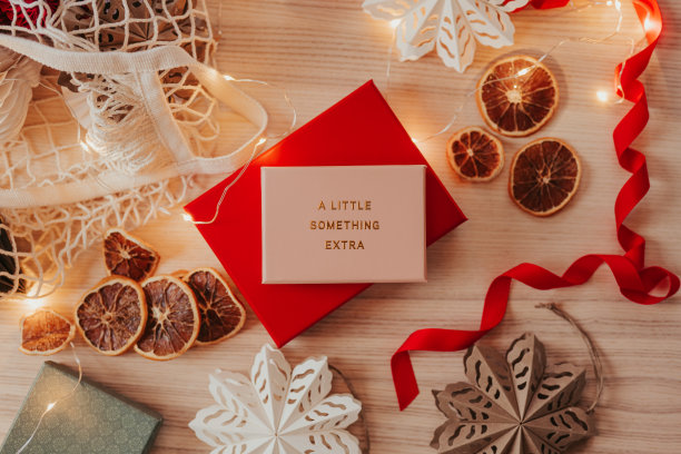 圣诞礼物与装饰品的室内摆拍图片下载