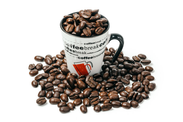 装满优质咖啡豆的咖啡杯图片下载