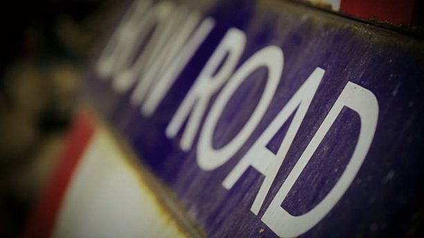 一个生锈的老标志的特写图片下载