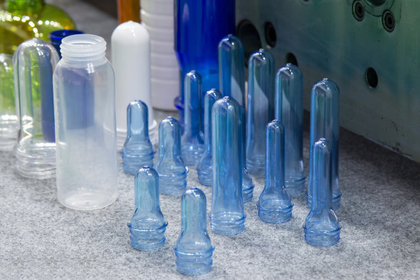 PET瓶类产品的注射预成型。图片下载