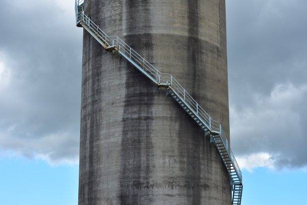 乌云下的混凝土筒仓图片下载